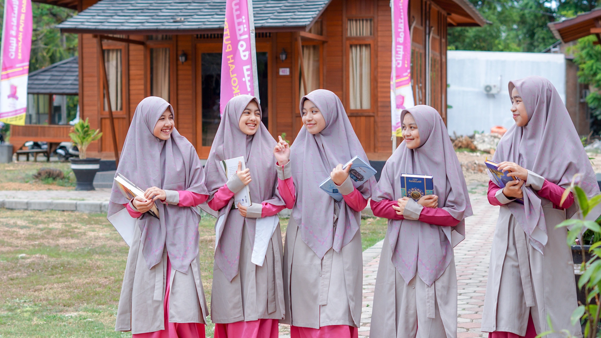 Warisan Terbaik Bukanlah Harta, Melainkan Adab: Sebuah Renungan Orang Tua