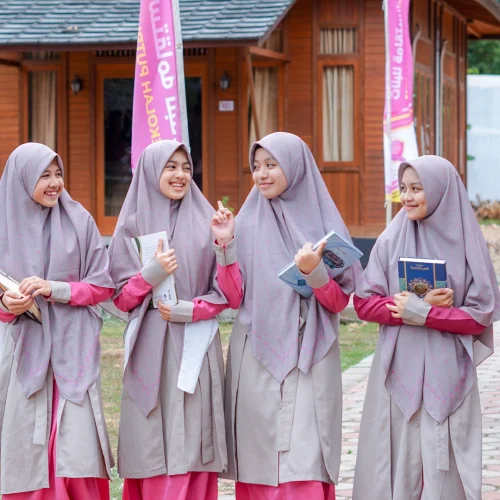 Warisan Terbaik Bukanlah Harta, Melainkan Adab: Sebuah Renungan Orang Tua