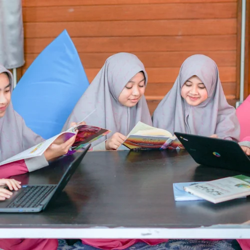 Mencetak Tunas Unggul dan Melek Digital dari Pondok Putri