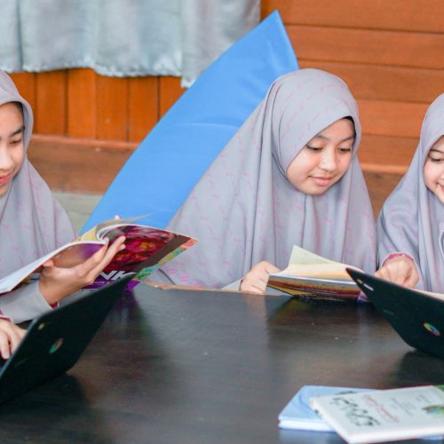 Membangun Fondasi Pengetahuan dan Pemikiran Kritis